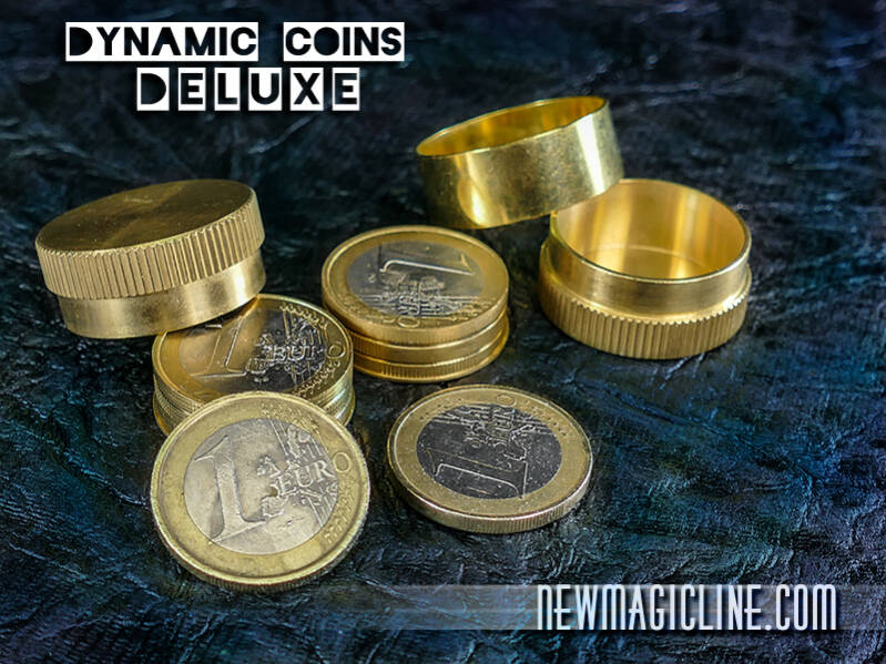 Mit den Dynamic Coins Deluxe erscheinen und verschwinden unter zwei Kappen aus Messing 4 1 Euromünzen. Dann erscheinen 8 Münzen die sich in Centstücke verwandeln. Der Zaubertrick ist auch ein aussergewöhnliches Geschenk für den Geburtstag oder Weihnachten.